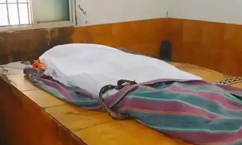 CG: पत्नी के प्रेमी की हत्या, पति और छोटे भाई ने डंडे-ईंट से पीट-पीटकर मार डाला CG: पत्नी के प्रेमी की हत्या, पति और छोटे भाई ने डंडे-ईंट से पीट-पीटकर मार डाला