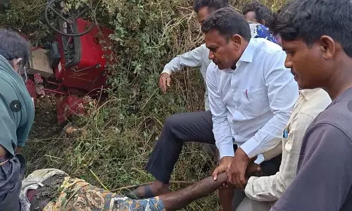 तेज रफ्तार में Tractor पलट गया.. रेगा कंठा राव ने ड्राइवर को बचाया तेज रफ्तार में Tractor पलट गया.. रेगा कंठा राव ने ड्राइवर को बचाया