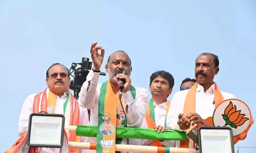 Bandi Sanjay Kumar का वादा: बीजेपी सत्ता में आई तो वेमुलावाड़ा को केंद्र से वित्तीय मदद मिलेगी Bandi Sanjay Kumar का वादा: बीजेपी सत्ता में आई तो वेमुलावाड़ा को केंद्र से वित्तीय मदद मिलेगी