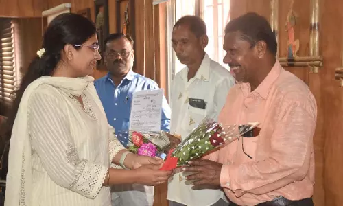 कलेक्टर नम्रता जैन ने सेवानिवृत्त कर्मचारियों को पेंशन प्राधिकर पत्र किया प्रदान