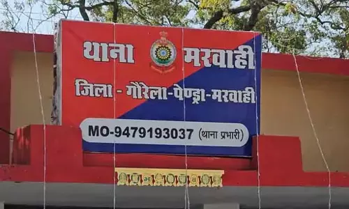 पुलिस ने हंसिया से आत्महत्या की कोशिश कर रही 14 वर्षीय नाबालिग को बचाया पुलिस ने हंसिया से आत्महत्या की कोशिश कर रही 14 वर्षीय नाबालिग को बचाया