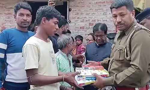 आग लगने से किताबें नष्ट होने के बाद Bankura के छात्रों को मदद मिली आग लगने से किताबें नष्ट होने के बाद Bankura के छात्रों को मदद मिली