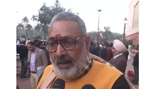 लोकसभा में हंगामे के बीच कार्यवाही स्थगित होने पर Giriraj Singh ने कांग्रेस की आलोचना की लोकसभा में हंगामे के बीच कार्यवाही स्थगित होने पर Giriraj Singh ने कांग्रेस की आलोचना की