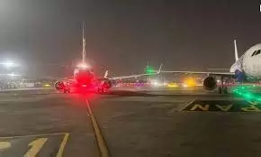 Mumbai: एयरपोर्ट पर दो विमानों के पंख आपस में टकराए, टलाबड़ा हादसा Mumbai: एयरपोर्ट पर दो विमानों के पंख आपस में टकराए, टलाबड़ा हादसा