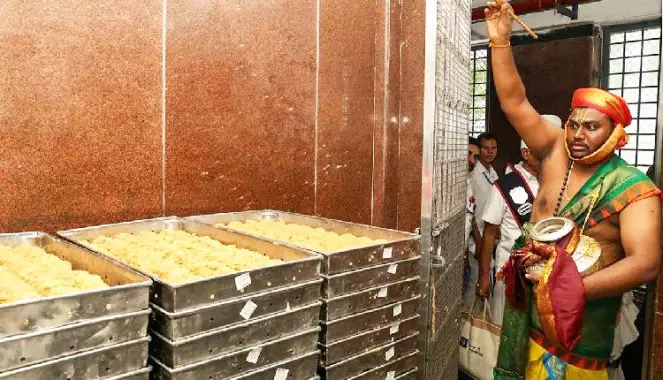 तिरुपति लड्डू मिलावट मामले में मास्टरमाइंड की पहचान के लिए आंध्र प्रदेश सरकार पैनल बनाएगी तिरुपति लड्डू मिलावट मामले में मास्टरमाइंड की पहचान के लिए आंध्र प्रदेश सरकार पैनल बनाएगी