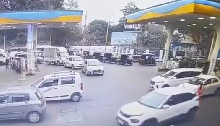 Pune: शहजाद पूनावाला की मां पुणे में ‘जानबूझकर’ हिट-एंड-रन में गंभीर रूप से घायल Pune: शहजाद पूनावाला की मां पुणे में ‘जानबूझकर’ हिट-एंड-रन में गंभीर रूप से घायल