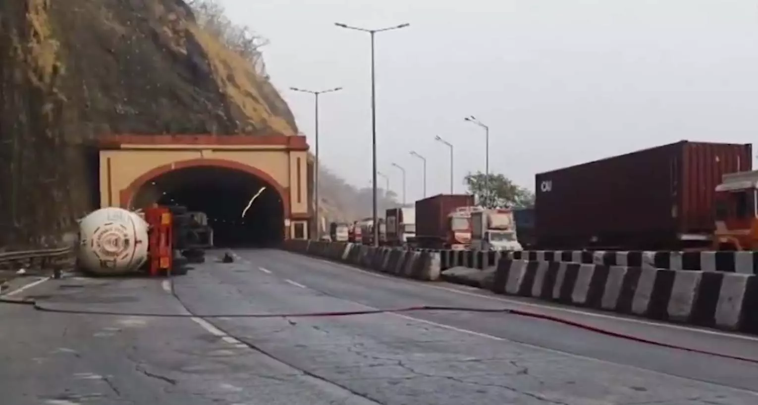 एक्सप्रेसवे पर गैस टैंकर दुर्घटनाग्रस्त, 12 घंटे से अधिक समय तक ट्रैफिक बंद एक्सप्रेसवे पर गैस टैंकर दुर्घटनाग्रस्त, 12 घंटे से अधिक समय तक ट्रैफिक बंद