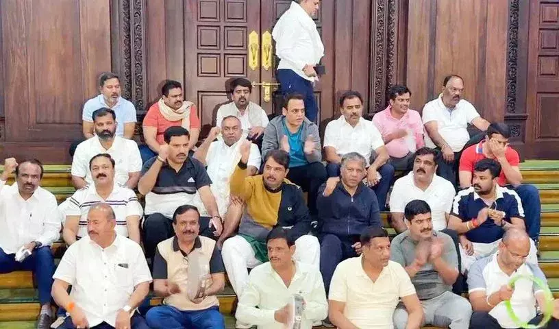 BJP-JD(S) के बीच एक्साइज स्कैम के आरोपों के बीच विधानसभा में रात भर विरोध प्रदर्शन जारी रहा BJP-JD(S) के बीच एक्साइज स्कैम के आरोपों के बीच विधानसभा में रात भर विरोध प्रदर्शन जारी रहा