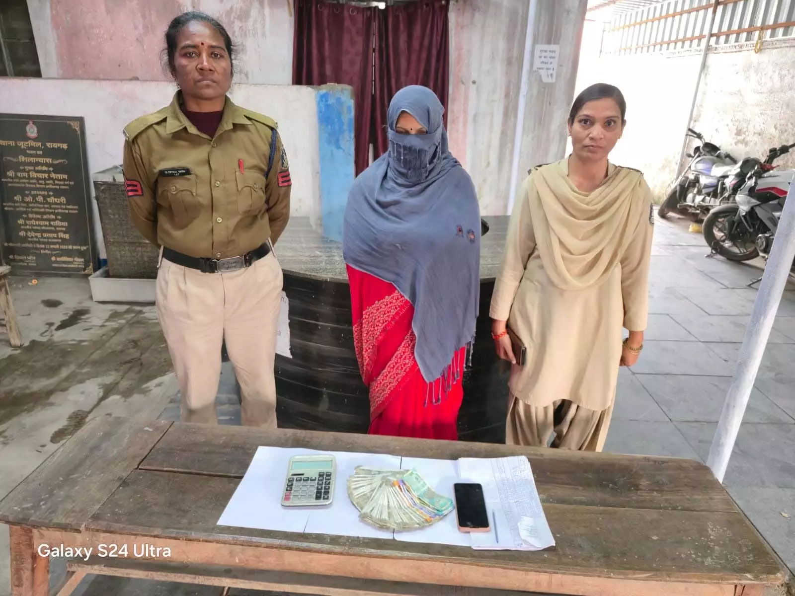 महिला सट्टा लगवा रही थी अपने घर में, पुलिस ने रेड मारकर किया पर्दाफाश महिला सट्टा लगवा रही थी अपने घर में, पुलिस ने रेड मारकर किया पर्दाफाश