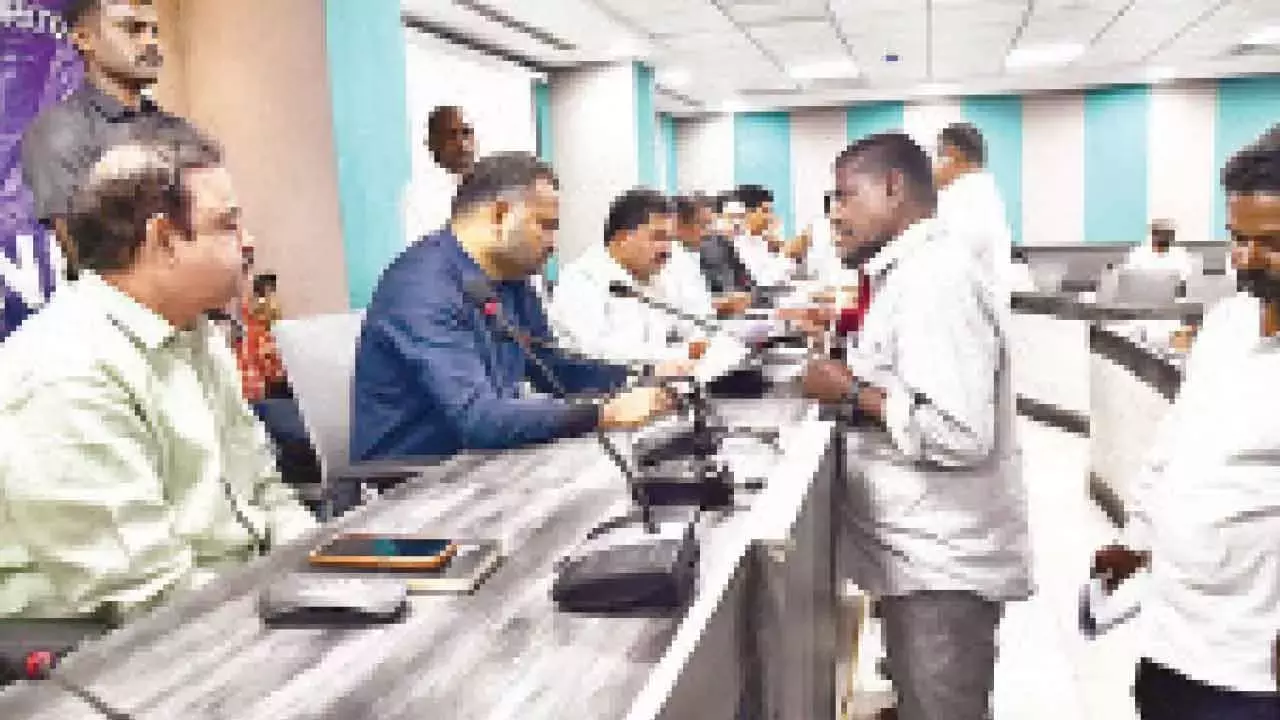 GHMC ने 11,460 करोड़ रुपये के बजट को मंज़ूरी दी GHMC ने 11,460 करोड़ रुपये के बजट को मंज़ूरी दी