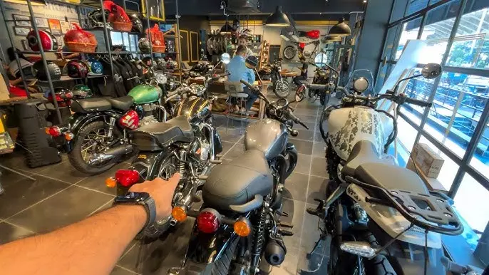 Business: 8 लाख ग्राहकों की पसंद बना Royal Enfield का हिट मॉडल Business: 8 लाख ग्राहकों की पसंद बना Royal Enfield का हिट मॉडल