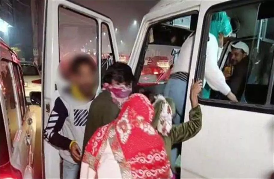 Punjab: Hotel में चल रहा था देह व्यापार, पुलिस की Raid से मची भगदड़ Punjab: Hotel में चल रहा था देह व्यापार, पुलिस की Raid से मची भगदड़