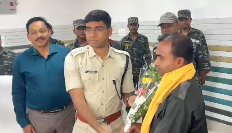 Malkangiri: एसीएम रैंक के माओवादी कैडर ने मलकानगिरी पुलिस के सामने सरेंडर किया Malkangiri: एसीएम रैंक के माओवादी कैडर ने मलकानगिरी पुलिस के सामने सरेंडर किया
