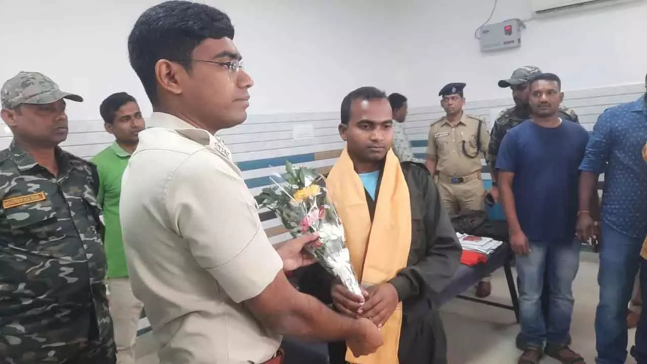 Malkangiri में माओवादी नेता ने सरेंडर किया, पुलिस का कहना है कि अब जिला नक्सल-मुक्त हो गया Malkangiri में माओवादी नेता ने सरेंडर किया, पुलिस का कहना है कि अब जिला नक्सल-मुक्त हो गया