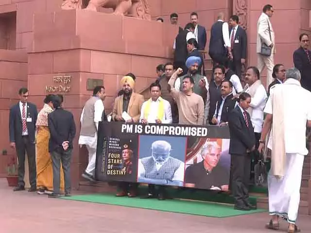 Lok Sabha स्थगित : संसद में सांसदों का विरोध प्रदर्शन Lok Sabha स्थगित : संसद में सांसदों का विरोध प्रदर्शन