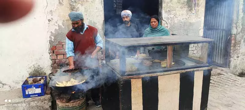 Tarn Taran: पकौड़े बेचने वाला ग्रामीण जीवन का स्वाद परोसता है Tarn Taran: पकौड़े बेचने वाला ग्रामीण जीवन का स्वाद परोसता है