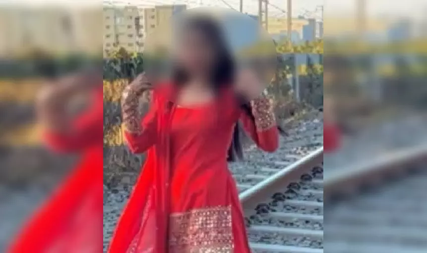 लाल सूट वाली युवती को खतरनाक शौक पड़ा भारी... लाल सूट वाली युवती को खतरनाक शौक पड़ा भारी...