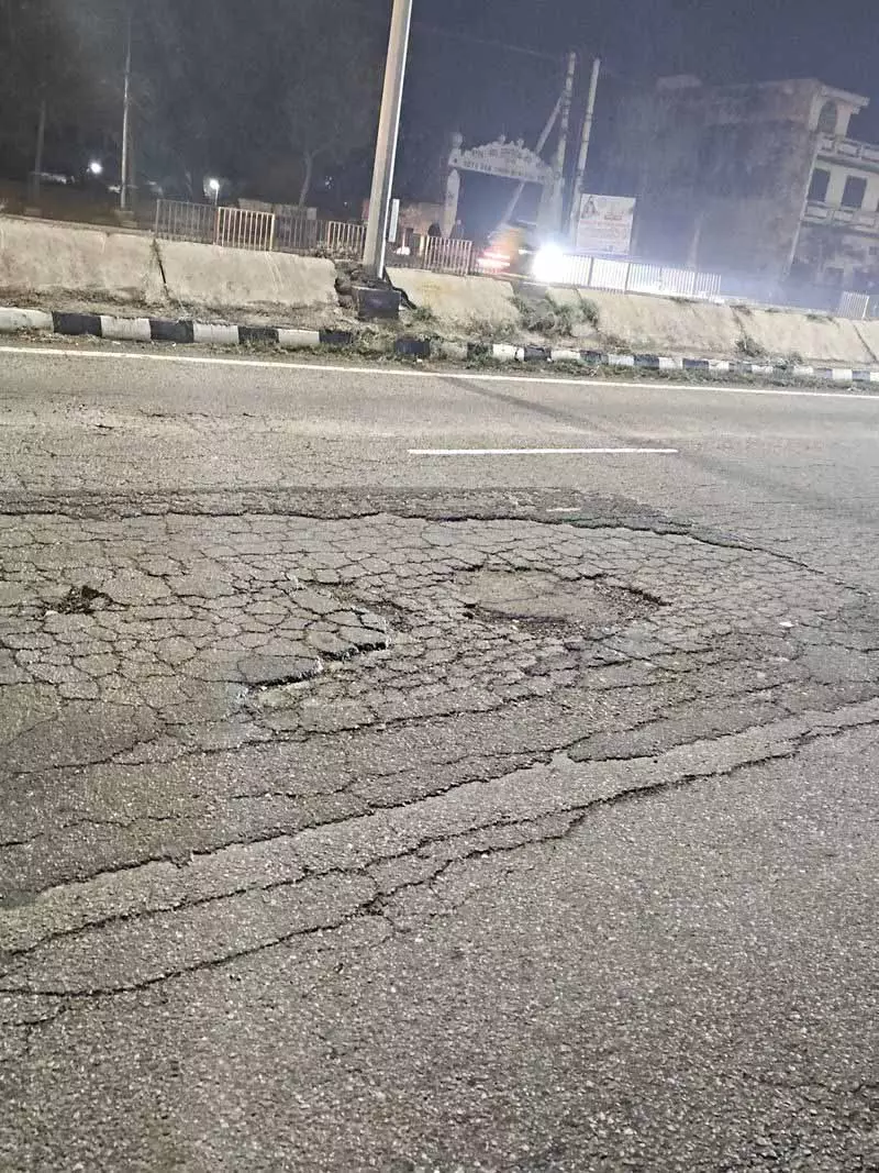 Ladowal toll के पास NH-44 का हिस्सा खराब हालत में, सुरक्षा खतरे में Ladowal toll के पास NH-44 का हिस्सा खराब हालत में, सुरक्षा खतरे में