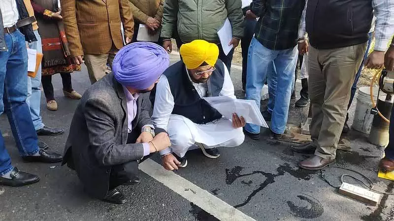 Jalandhar: राहो-जडला सड़क का औचक निरीक्षण Jalandhar: राहो-जडला सड़क का औचक निरीक्षण