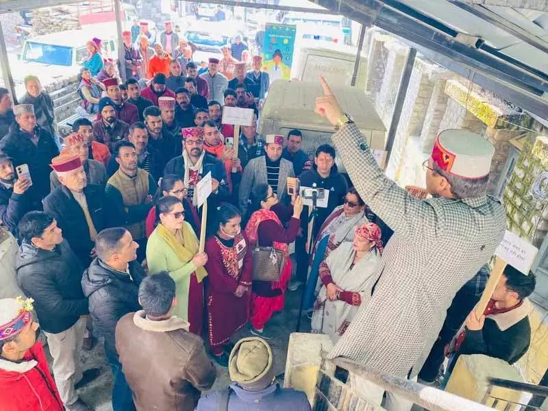 बंजार के MLA ने डॉक्टरों के ट्रांसफर के खिलाफ विरोध प्रदर्शन का नेतृत्व किया बंजार के MLA ने डॉक्टरों के ट्रांसफर के खिलाफ विरोध प्रदर्शन का नेतृत्व किया
