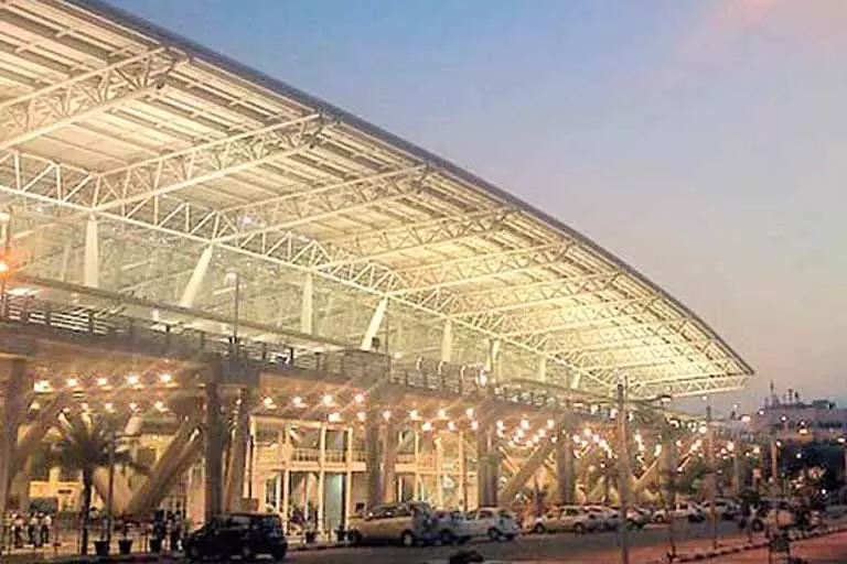 Chennai एयरपोर्ट पर कस्टम्स ने सोने और विदेशी मुद्रा की तस्करी की अलग-अलग कोशिशों को नाकाम किया Chennai एयरपोर्ट पर कस्टम्स ने सोने और विदेशी मुद्रा की तस्करी की अलग-अलग कोशिशों को नाकाम किया