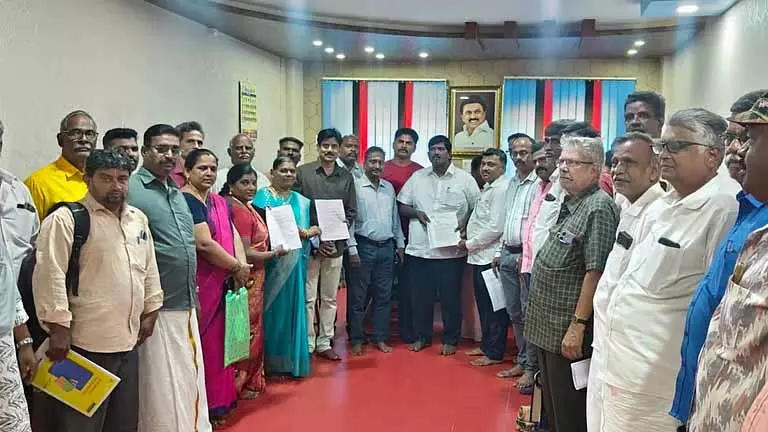 मनाली के निवासियों ने लिंक रोड के काम में तेज़ी लाने के लिए Chennai कॉर्पोरेशन को याचिका दी मनाली के निवासियों ने लिंक रोड के काम में तेज़ी लाने के लिए Chennai कॉर्पोरेशन को याचिका दी