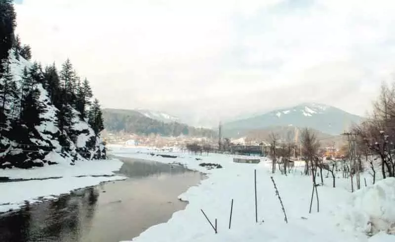 Kashmir में ताज़ा बारिश से ऊंचे इलाकों में बर्फबारी Kashmir में ताज़ा बारिश से ऊंचे इलाकों में बर्फबारी