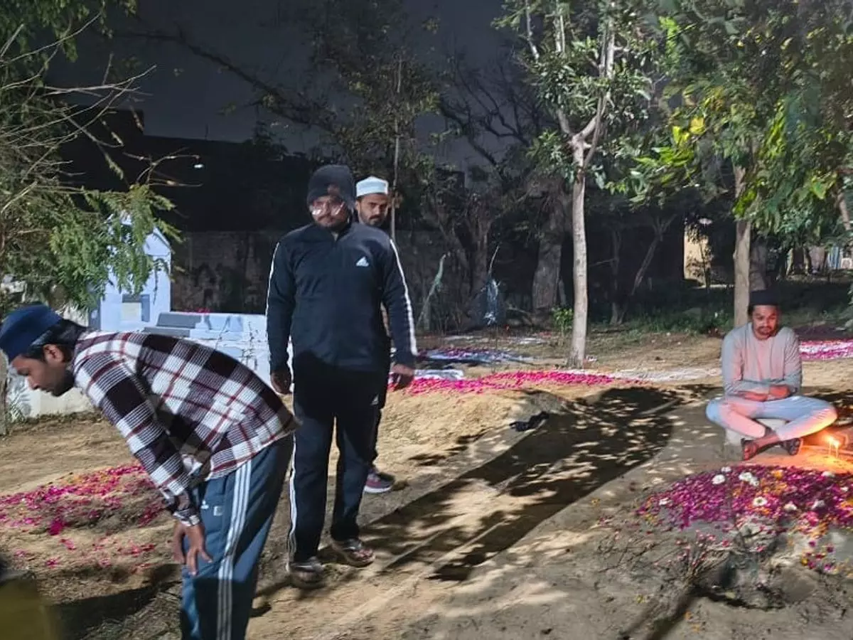Farrukhabad: शब-ए-बरात पर उमड़ा अकीदत का सैलाब Farrukhabad: शब-ए-बरात पर उमड़ा अकीदत का सैलाब
