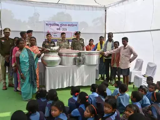 पुलिस को अपना दोस्त मानों, ग्रामीणों से मिले IG बालाजी राव पुलिस को अपना दोस्त मानों, ग्रामीणों से मिले IG बालाजी राव