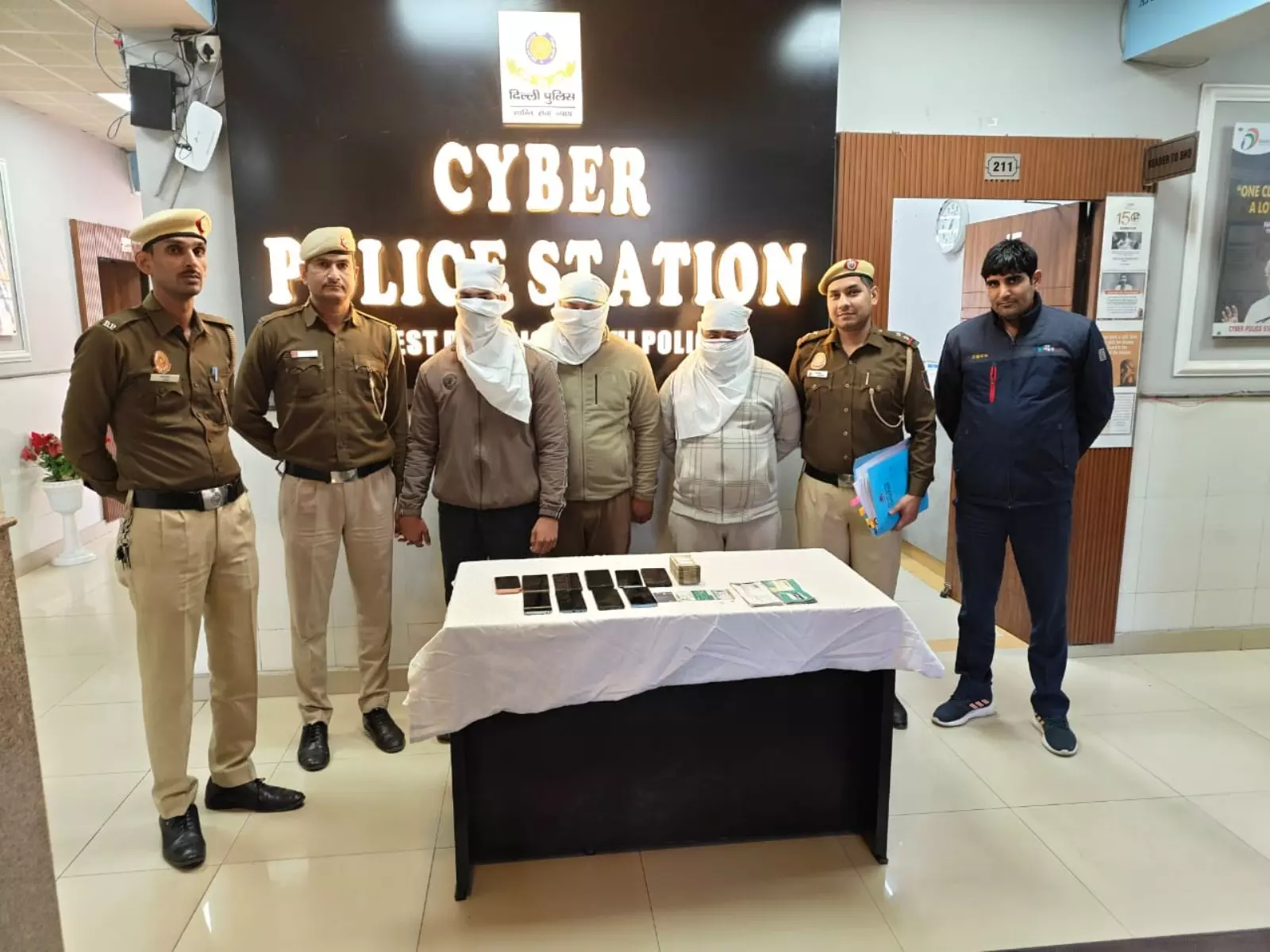 Delhi Police की साइबर सेल ने अंतरराज्यीय धोखाधड़ी गिरोहों का भंडाफोड़ किया, 55 लोगों को गिरफ्तार किया Delhi Police की साइबर सेल ने अंतरराज्यीय धोखाधड़ी गिरोहों का भंडाफोड़ किया, 55 लोगों को गिरफ्तार किया