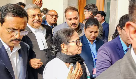 SIR विवाद: ममता बनर्जी की याचिका पर सुप्रीम कोर्ट ने चुनाव आयोग को नोटिस जारी किया SIR विवाद: ममता बनर्जी की याचिका पर सुप्रीम कोर्ट ने चुनाव आयोग को नोटिस जारी किया