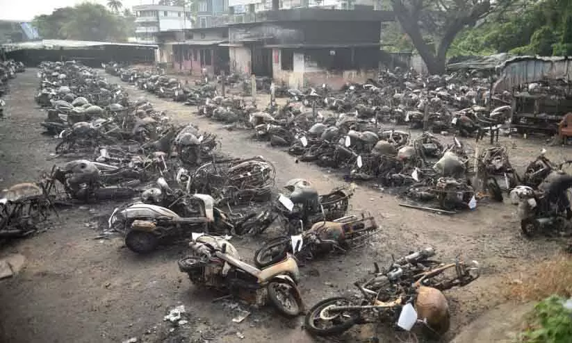 Railway स्टेशन पर आग लगने के एक महीने बाद: वाहन मालिक बेबस रह गए Railway स्टेशन पर आग लगने के एक महीने बाद: वाहन मालिक बेबस रह गए