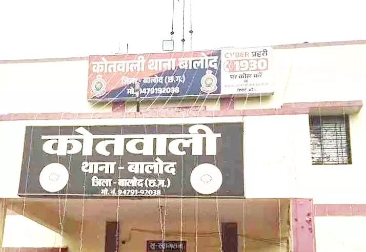 मौसी के देवर ने किया ब्लैकमेल, प्रेम का झूठ जाल फेंकने वाला युवक गिरफ्तार मौसी के देवर ने किया ब्लैकमेल, प्रेम का झूठ जाल फेंकने वाला युवक गिरफ्तार