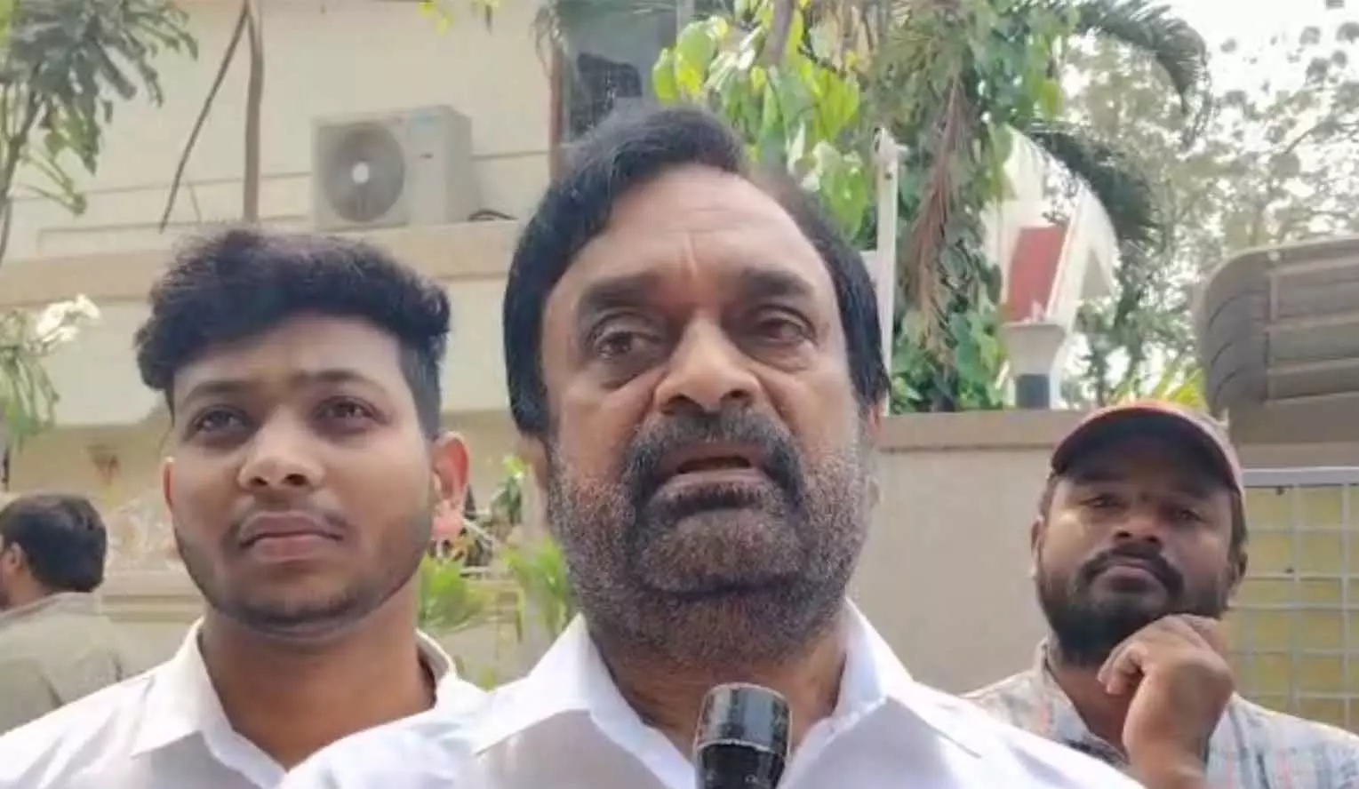 YSRCP ने अंबाती रामबाबू के आवास, कार्यालय पर हमले के पीछे सीएम नायडू पर आरोप लगाया YSRCP ने अंबाती रामबाबू के आवास, कार्यालय पर हमले के पीछे सीएम नायडू पर आरोप लगाया