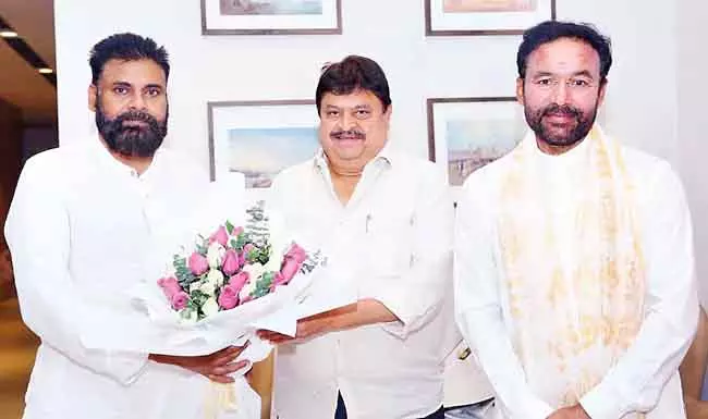 Andhra : किशन रेड्डी, रामचंद्र राव ने पवन कल्याण से मुलाकात की Andhra : किशन रेड्डी, रामचंद्र राव ने पवन कल्याण से मुलाकात की