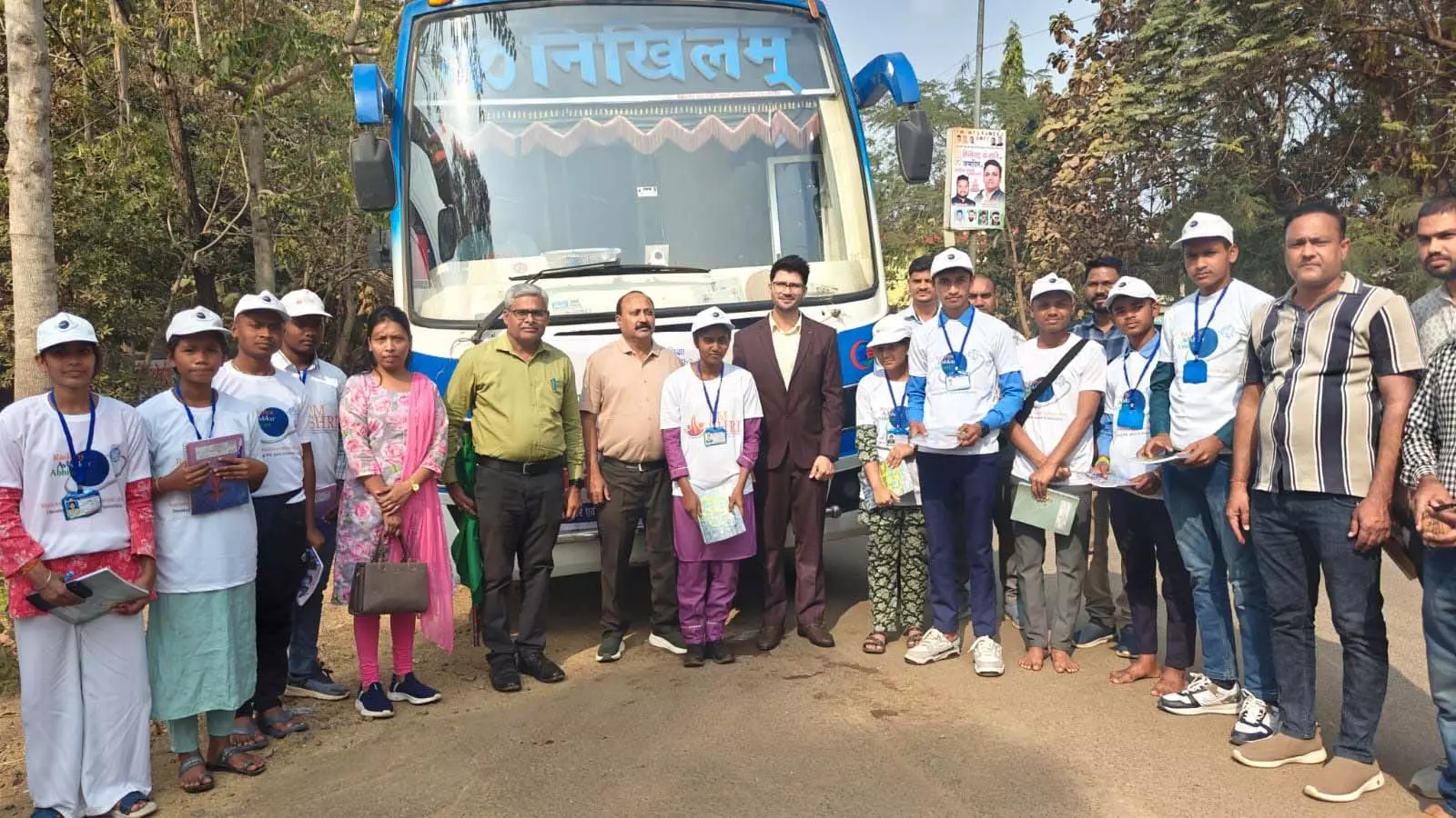 कलेक्टर ने स्कूली बच्चों को शैक्षणिक भ्रमण के लिए विशाखापट्टम रवाना कलेक्टर ने स्कूली बच्चों को शैक्षणिक भ्रमण के लिए विशाखापट्टम रवाना