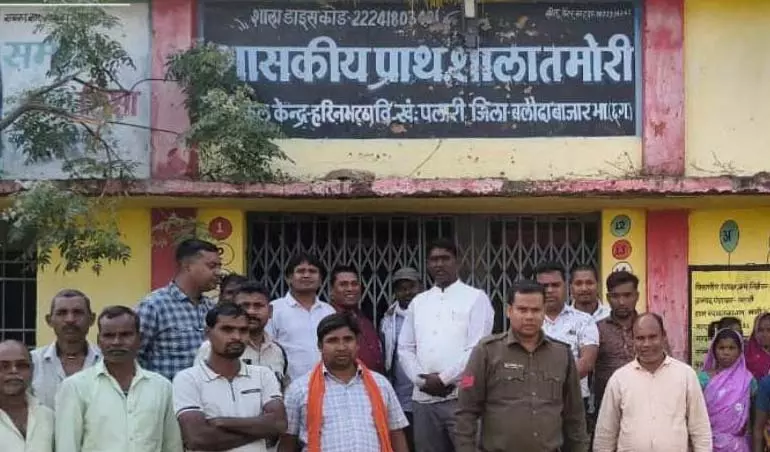 स्कूल में बंधक बनाए गए 6 अधिकारी, ग्रामीणों ने बताया कारण स्कूल में बंधक बनाए गए 6 अधिकारी, ग्रामीणों ने बताया कारण