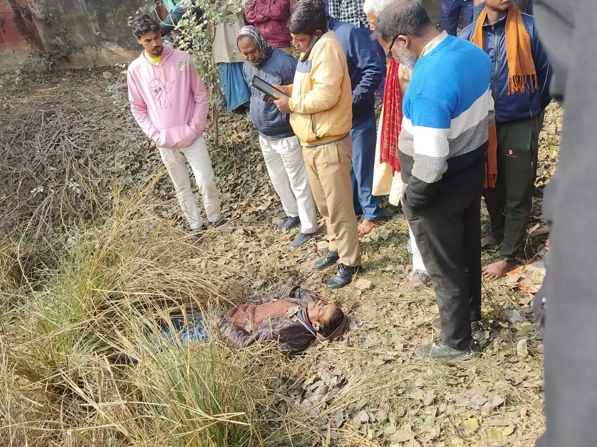 Jaunpur: खाई में मिला अज्ञात व्यक्ति का शव Jaunpur: खाई में मिला अज्ञात व्यक्ति का शव