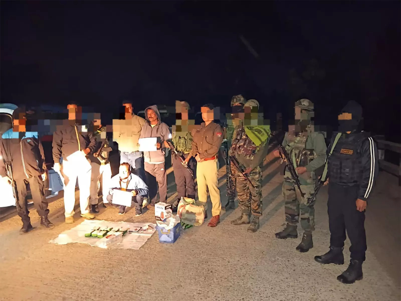Assam Rifles ने 60 लाख रुपये की हेरोइन जब्त की, एक ड्रग तस्कर गिरफ्तार Assam Rifles ने 60 लाख रुपये की हेरोइन जब्त की, एक ड्रग तस्कर गिरफ्तार