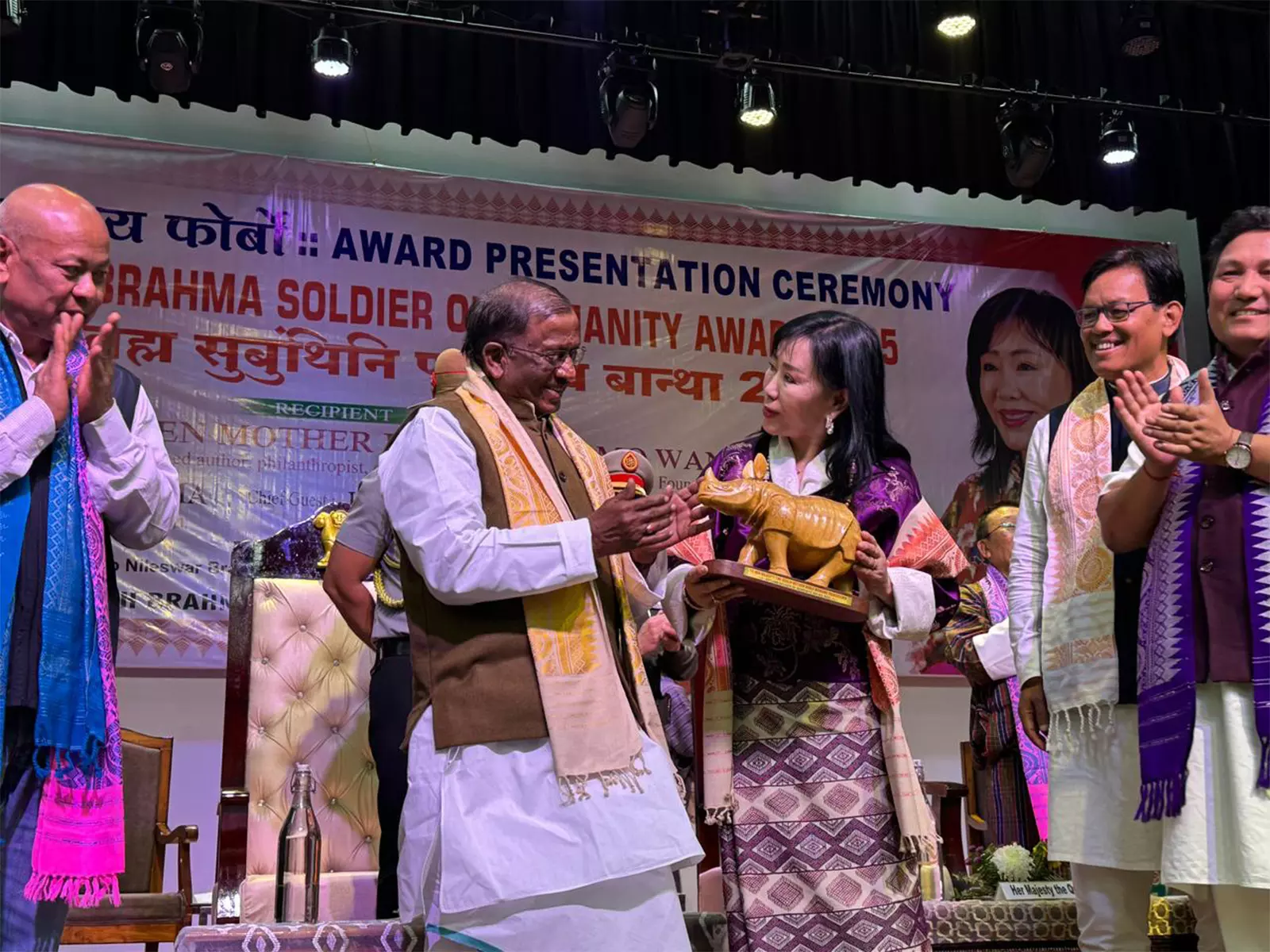 Assam के राज्यपाल ने भूटान की महारानी को मानवता की सिपाही पुरस्कार से किया सम्मानित Assam के राज्यपाल ने भूटान की महारानी को मानवता की सिपाही पुरस्कार से किया सम्मानित