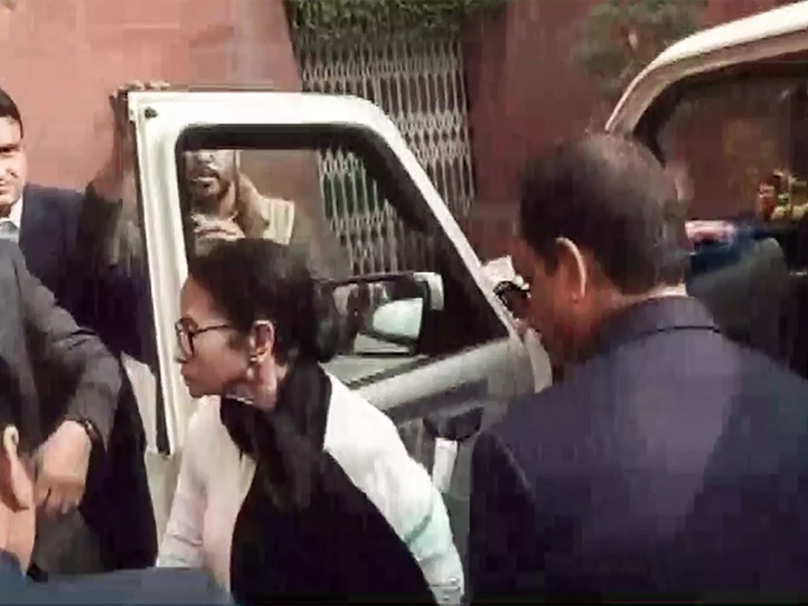 CM ममता बनर्जी ने ऐतिहासिक व्यक्तिगत उपस्थिति में सुप्रीम कोर्ट को बताया CM ममता बनर्जी ने ऐतिहासिक व्यक्तिगत उपस्थिति में सुप्रीम कोर्ट को बताया