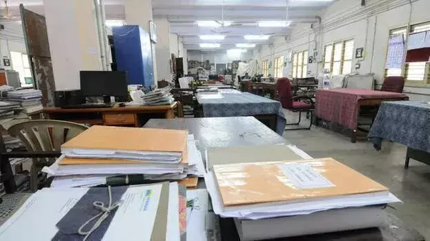 Kerala: सरकारी दफ्तरों में पांच-दिवसीय हफ्ते पर फैसला, बैठक संभव Kerala: सरकारी दफ्तरों में पांच-दिवसीय हफ्ते पर फैसला, बैठक संभव