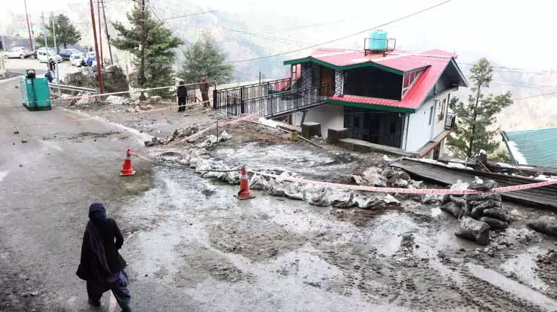 Shimla: 4-लेन निर्माण स्थल के पास सड़क धंसी, ट्रैफिक बाधित Shimla: 4-लेन निर्माण स्थल के पास सड़क धंसी, ट्रैफिक बाधित