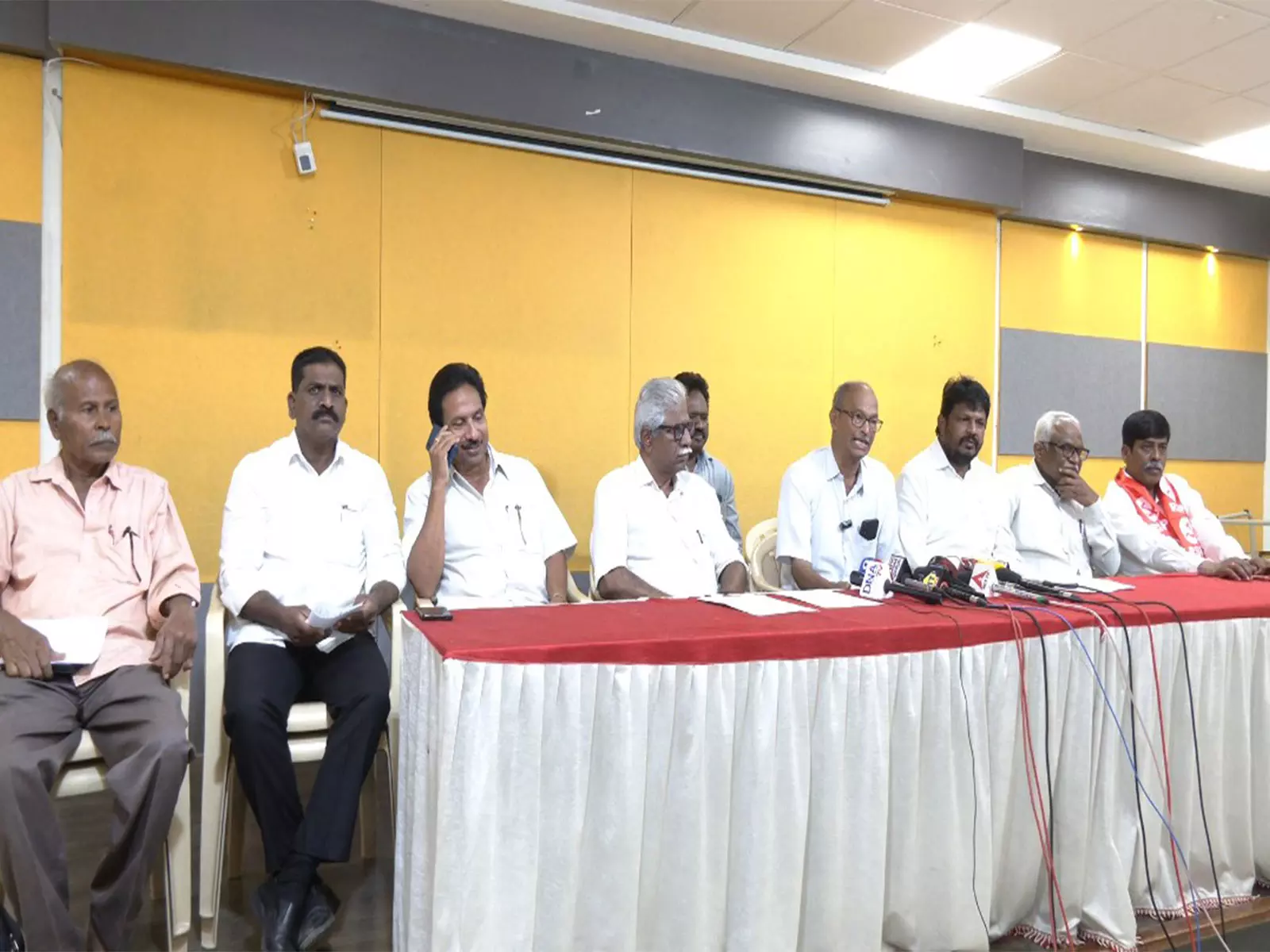Andhra Pradesh में बिगड़ती कानून व्यवस्था को लेकर वामपंथी दलों ने विरोध प्रदर्शन किया Andhra Pradesh में बिगड़ती कानून व्यवस्था को लेकर वामपंथी दलों ने विरोध प्रदर्शन किया