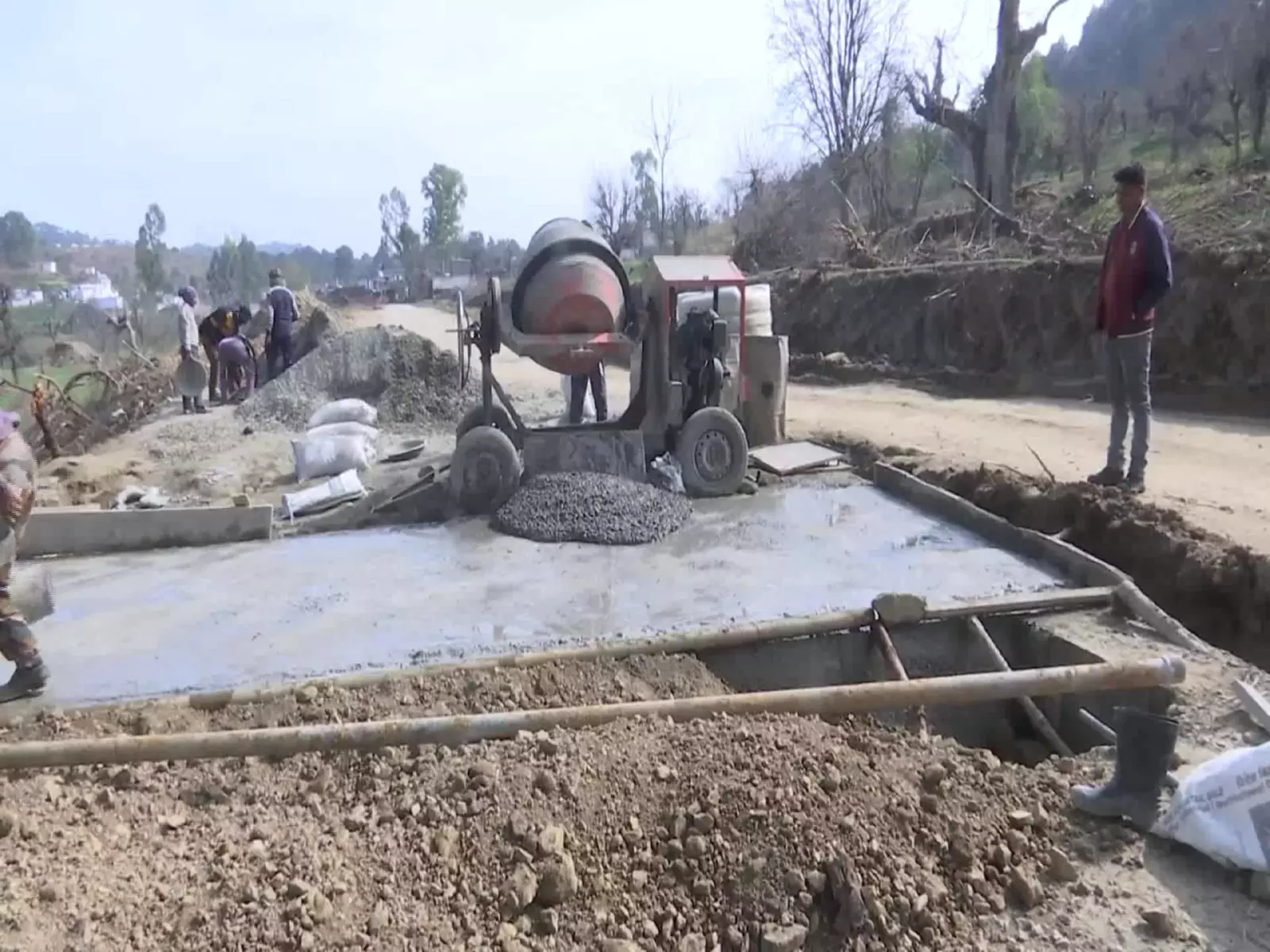 Jammu and Kashmir में सड़क अवसंरचना से कनेक्टिविटी और सीमावर्ती विकास को बढ़ावा Jammu and Kashmir में सड़क अवसंरचना से कनेक्टिविटी और सीमावर्ती विकास को बढ़ावा