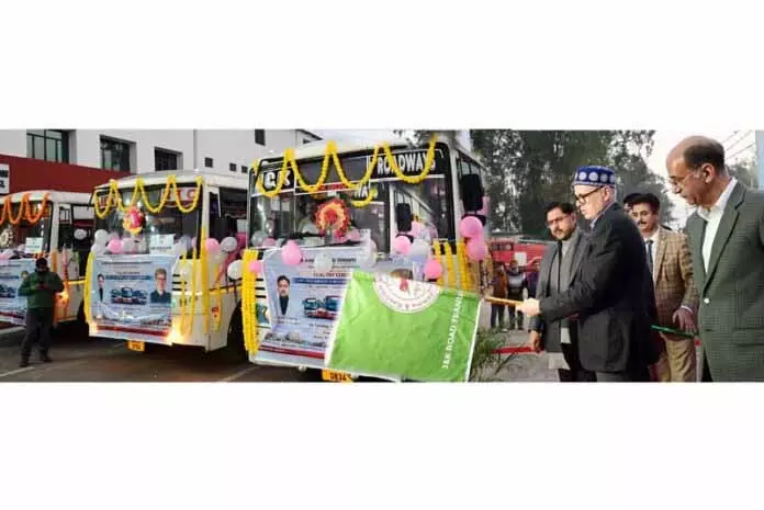 सीएम ने देश भर के प्रमुख धार्मिक स्थलों के लिए J&K RTC बसों को हरी झंडी दिखाई सीएम ने देश भर के प्रमुख धार्मिक स्थलों के लिए J&K RTC बसों को हरी झंडी दिखाई