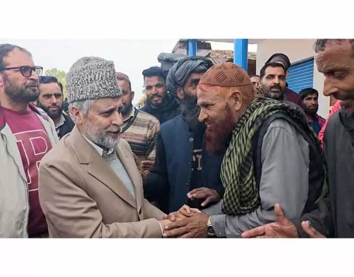 मियां अल्ताफ ने Rajouri के गांवों में लोगों से बातचीत की मियां अल्ताफ ने Rajouri के गांवों में लोगों से बातचीत की