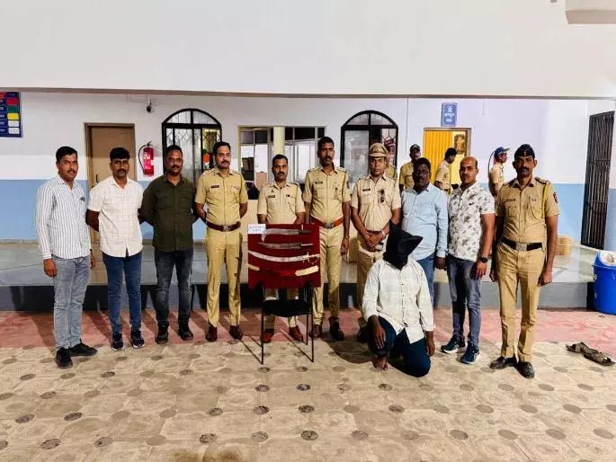 Baramati में चुनाव के दौरान धारदार हथियारों के साथ युवक गिरफ्तार Baramati में चुनाव के दौरान धारदार हथियारों के साथ युवक गिरफ्तार