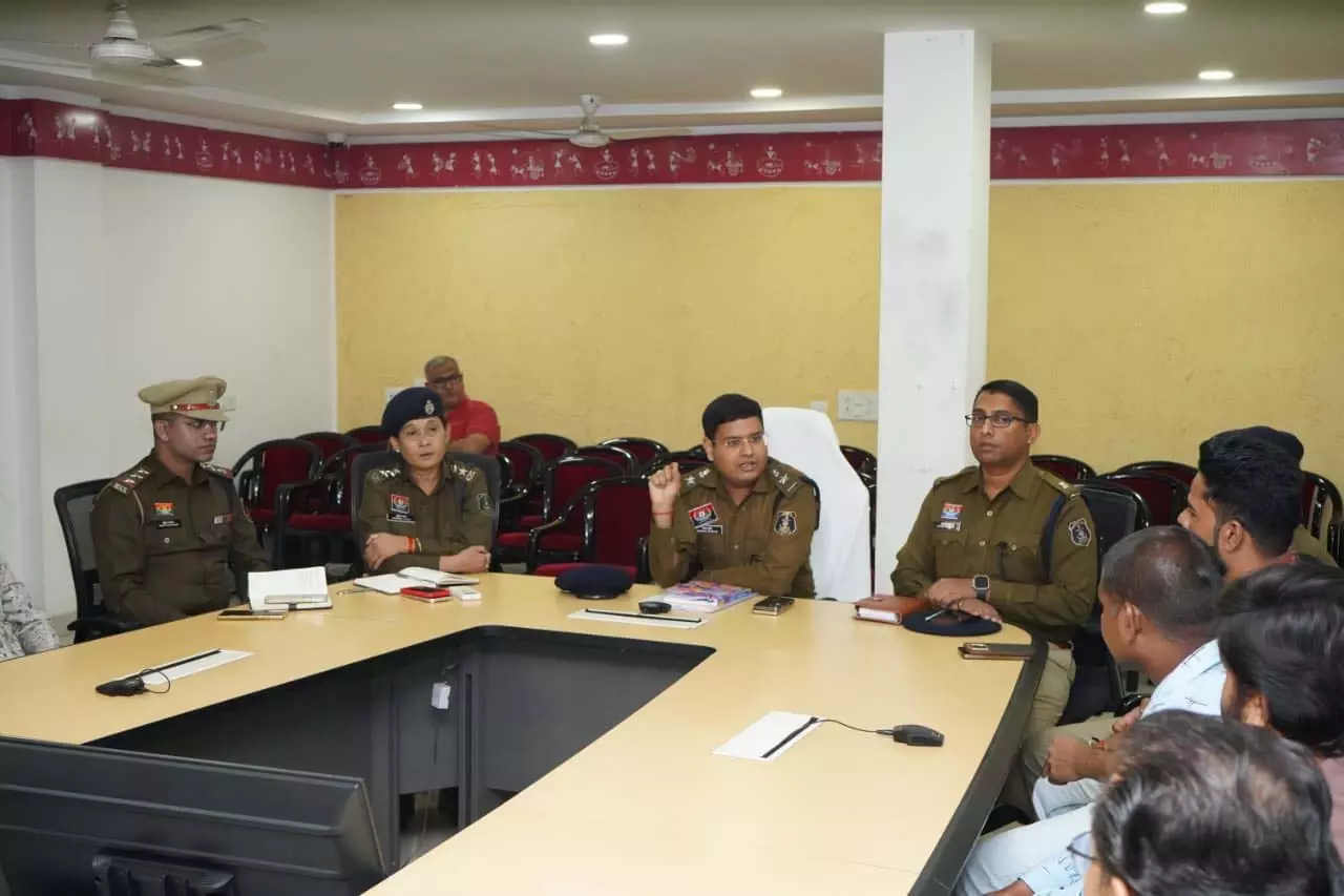 संवाद से समाधान अभियान: पुलिस की होटल, ढाबा, लॉज व बार संचालकों के साथ बैठक संवाद से समाधान अभियान: पुलिस की होटल, ढाबा, लॉज व बार संचालकों के साथ बैठक