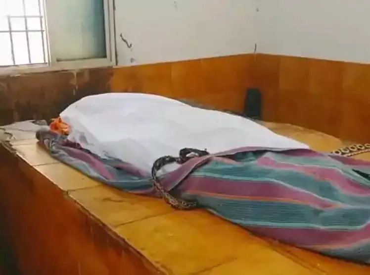 CG: पत्नी के प्रेमी की हत्या, पति और छोटे भाई ने डंडे-ईंट से पीट-पीटकर मार डाला CG: पत्नी के प्रेमी की हत्या, पति और छोटे भाई ने डंडे-ईंट से पीट-पीटकर मार डाला